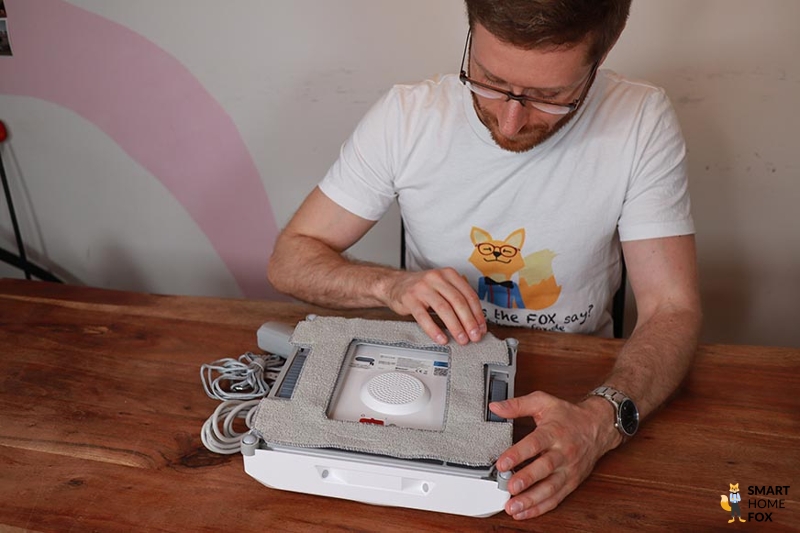 Das Wischtuch des Ecovacs Winbot W1 Pro ist in der Nahaufnahme zu sehen